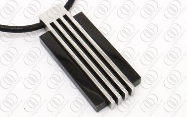 Noir et pendants d'acier inoxydable d'argent avec des lignes conception de modèle