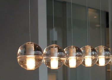 Le lustre en cristal transparent allume l'éclairage pendant mené de boule en verre