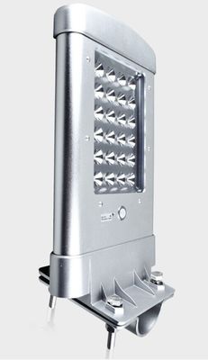 IP65 30W a intégré les réverbères extérieurs blancs frais de LED, réverbère actionné solaire de LED