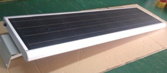 IP65 30W a intégré les réverbères extérieurs blancs frais de LED, réverbère actionné solaire de LED